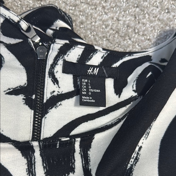 H&M Women’s Black/White Zip Back 3/4 Sleeve Sheath Dress Sz L - Picture 2 of 6